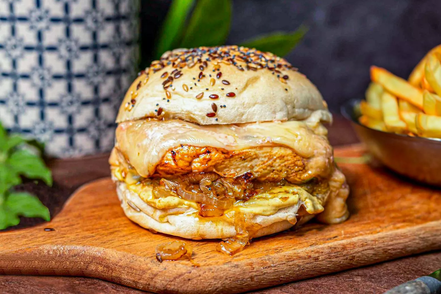 Burger alsacien au poulet et munster.webp