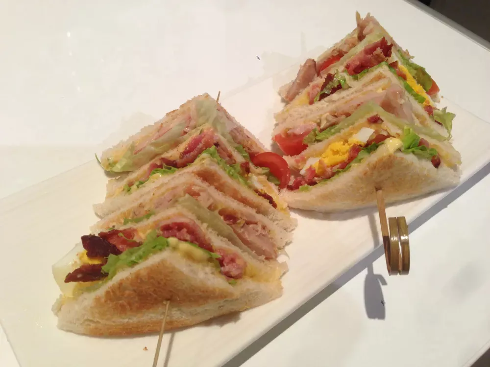 Club sandwich poulet crudités.webp