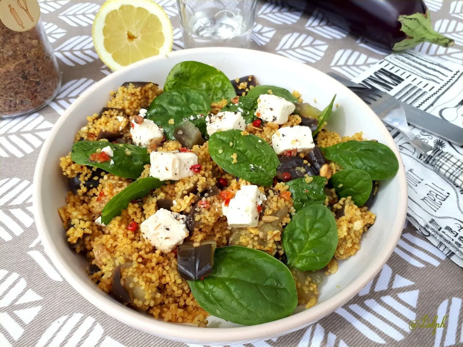 Salade de céréales aux légumes et à la feta.webp