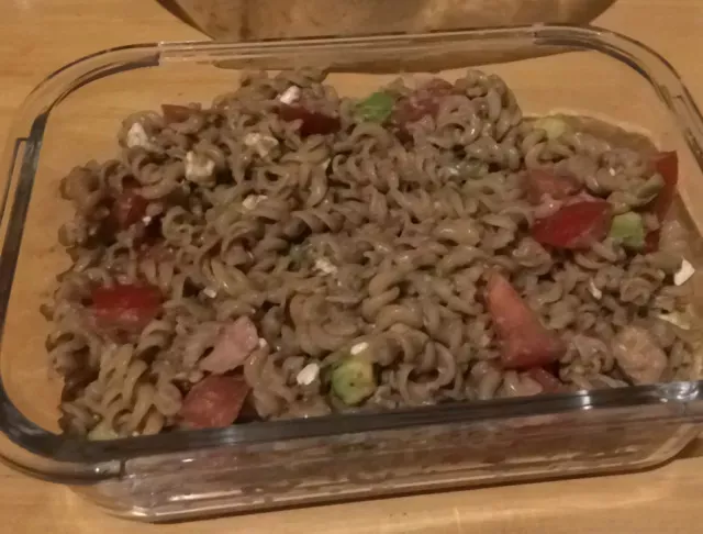 Salade de pâtes au thon, tomates et avocat.webp