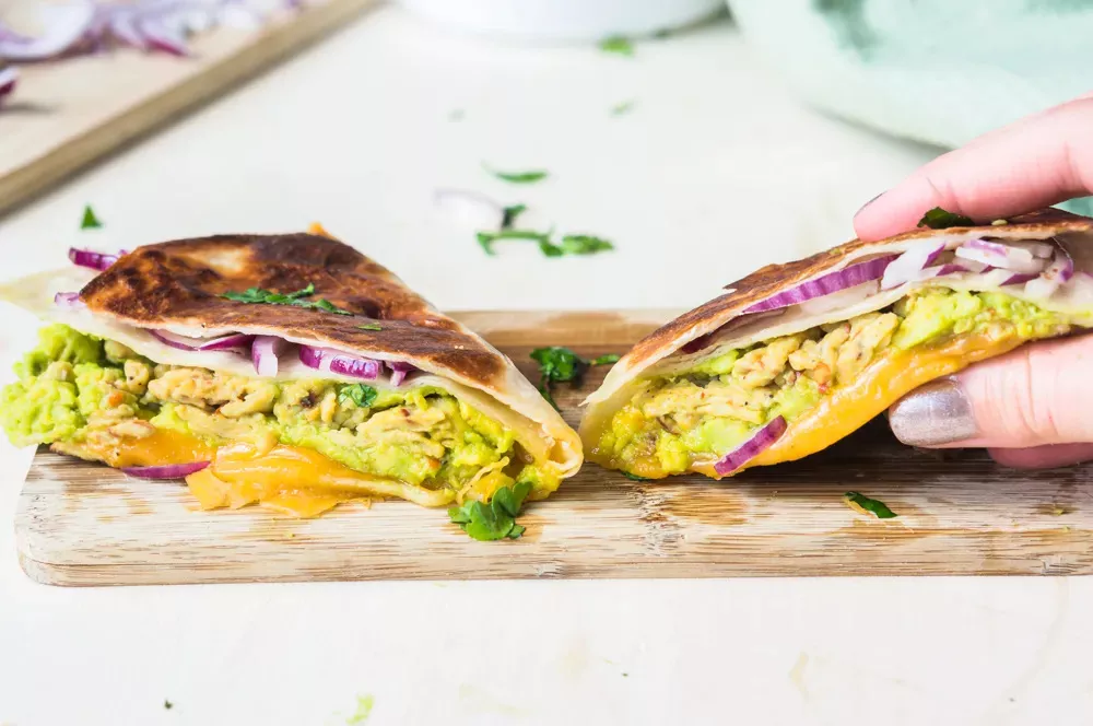Wrap de tortilla à l'avocat, cheddar et oeufs brouillés.webp
